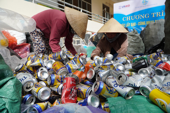 The recyclables collected at the event will be sold and the proceeds will be donated to the ‘green environment fund’ to support disadvantaged women and children. Photo: Le Trung / Tuoi Tre