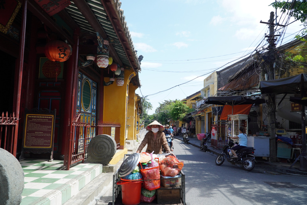 A street vendor pulls a cart on a street in Hoi An Ancient Town, Quang Nam Province, November 2, 2021. Photo: Le Trung / Tuoi Tre
