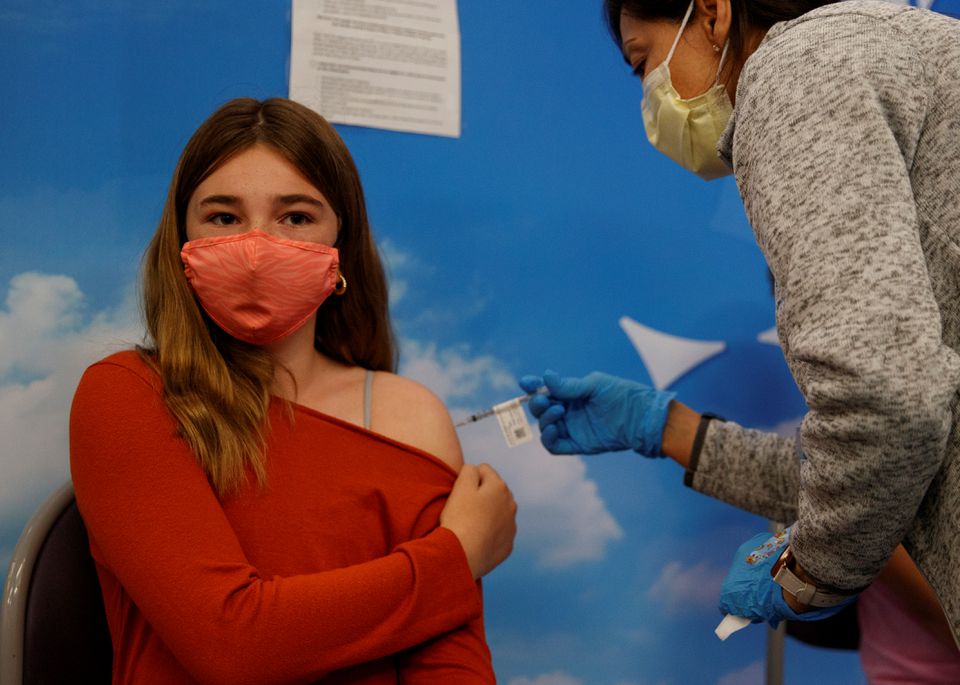 Eleven year-old Victoria Stout receives the Pfizer-BioNTech coronavirus vaccine at Rady's Children's hospital vaccination clinic in San Diego, California, U.S., November 3, 2021. Photo: Reuters
