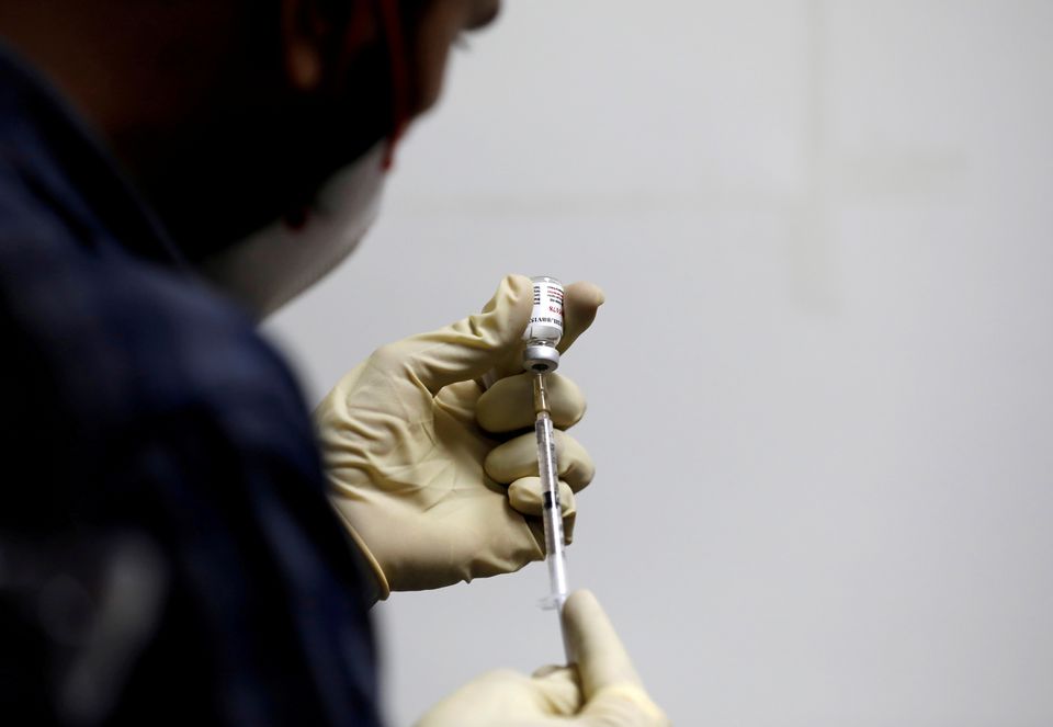 A medic fills a syringe with COVAXIN, an Indian government-backed COVID-19 vaccine, before administering it to a health worker during its trials, at the Gujarat Medical Education and Research Society in Ahmedabad, India, November 26, 2020. Photo: Reuters