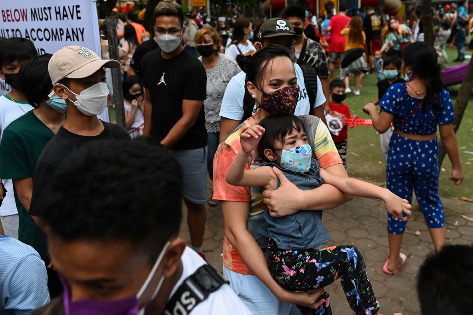 Parents and children prepare to leave a public park during its closing time, as the country's capital region loosens coronavirus disease (COVID-19) restrictions, in Quezon City, Metro Manila, Philippines, November 2, 2021. Picture taken November 2, 2021. Photo: Reuters