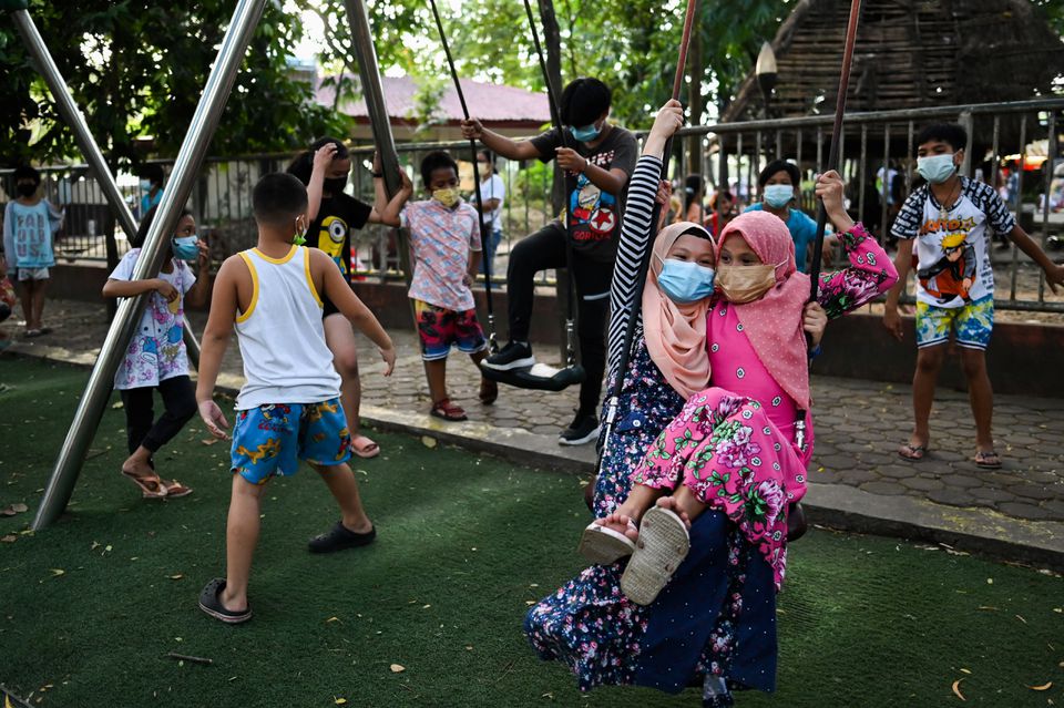 Children play at a public park, as the country's capital region loosens coronavirus disease (COVID-19) restrictions, in Quezon City, Metro Manila, Philippines, November 2, 2021. Picture taken November 2, 2021. Photo: Reuters