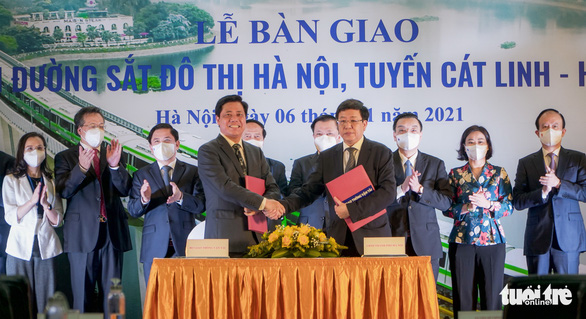 The handover ceremony for the Hanoi - Cat Linh urban railway line between the Ministry of Transport and Hanoi authorities on November 6, 2021. Photo: Pham Tuan / Tuoi Tre