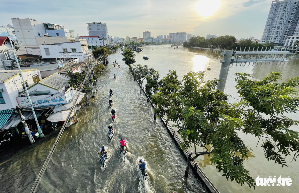 Ho Chi Minh City residents struggle amid record-high tide