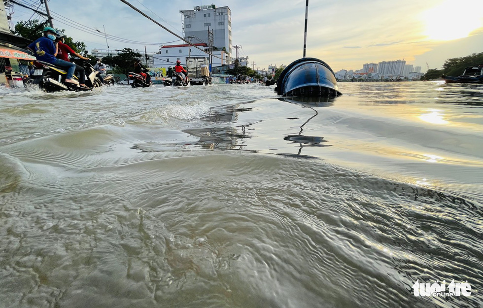 ran Xuan Soan Street turns into a river due to high tide in District 7, Ho Chi Minh City, November 5, 2021. Photo: Le Phan / Tuoi Tre