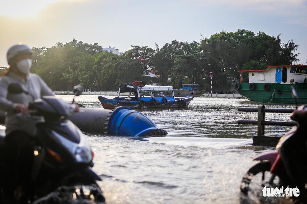 Rising water overflows the Dong Dien Canal in District 7, Ho Chi Minh City, November 5, 2021. Photo: Chau Tuan / Tuoi Tre