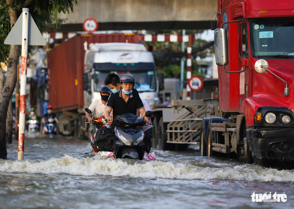 Commuters travel on a flooded street in Ho Chi Minh City, November 5, 2021. Photo: Chau Tuan / Tuoi Tre