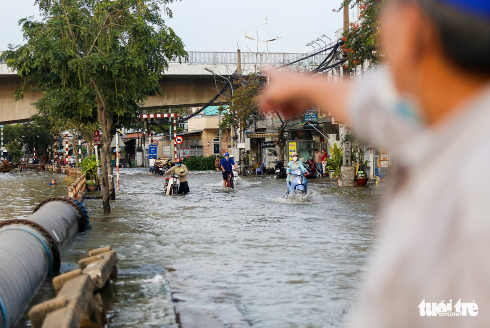 Commuters travel on a flooded street in Ho Chi Minh City, November 5, 2021. Photo: Chau Tuan / Tuoi Tre