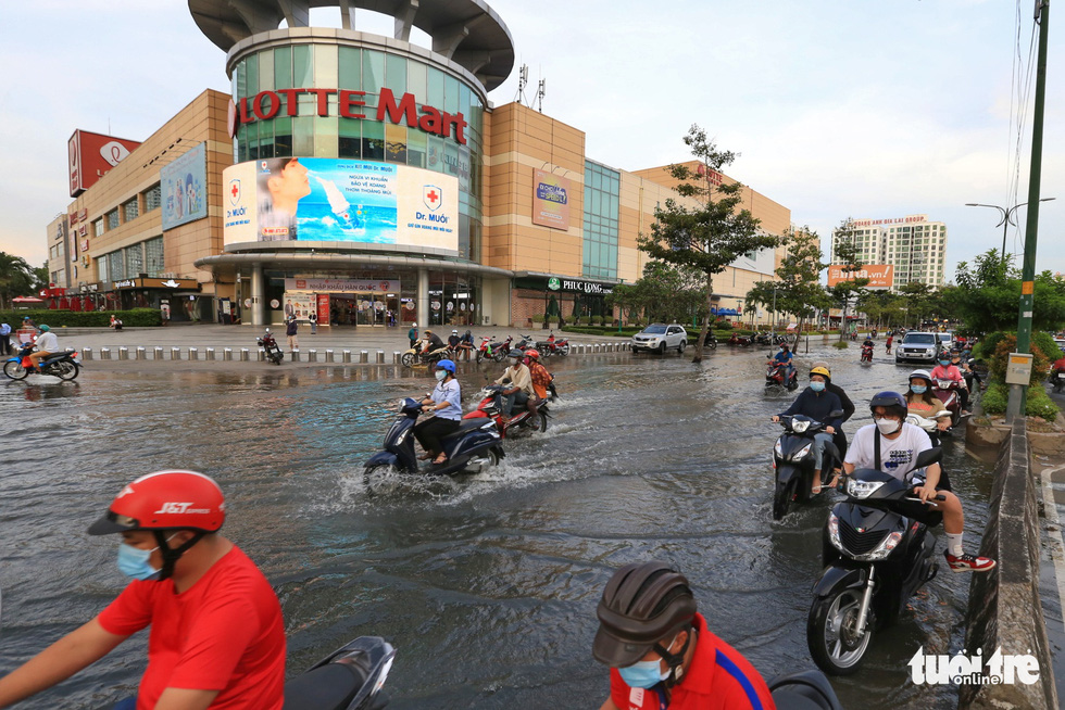 Vehicles wade in high tide on Nguyen Thi Thap Street in District 7, Ho Chi Minh City, November 5, 2021. Photo: Nhat Thinh / Tuoi Tre