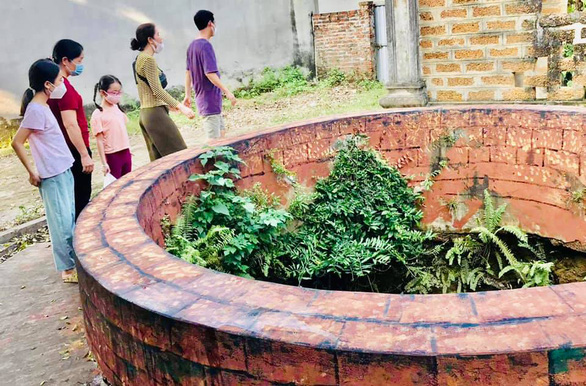 A national heritage ancient well, which was originally built from bricks and mortar, is turned into a honeycomb stone look-alike in Duong Lam Village, Son Tay Town, Hanoi. Photo: Do Doan Hoang / Tuoi Tre