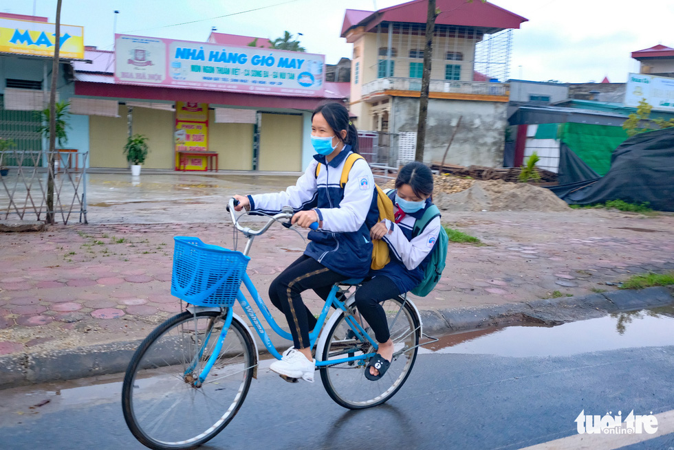 Students cycle to school in Ba Vi District, Hanoi, November 9, 2021. Photo: Nam Tran / Tuoi Tre
