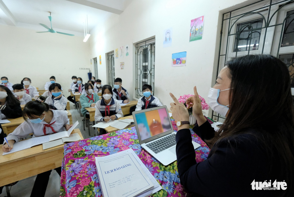 Students attend a class at Tay Dang Middle School in Ba Vi District, Hanoi, November 9, 2021. Photo: Nam Tran / Tuoi Tre