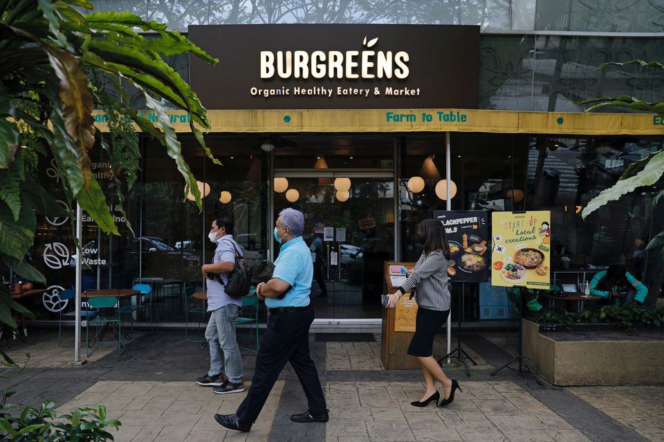 People walk past an outlet of Burgreens, a plant-based eatry chain, in Serpong, South Tangerang, on the outskirts of Jakarta, Indonesia, September 23, 2021. Photo: Reuters