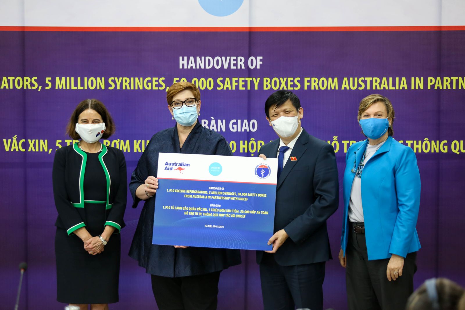 Australia, UNICEF provide Vietnam with over 1,900 COVID-19 vaccine refrigerators