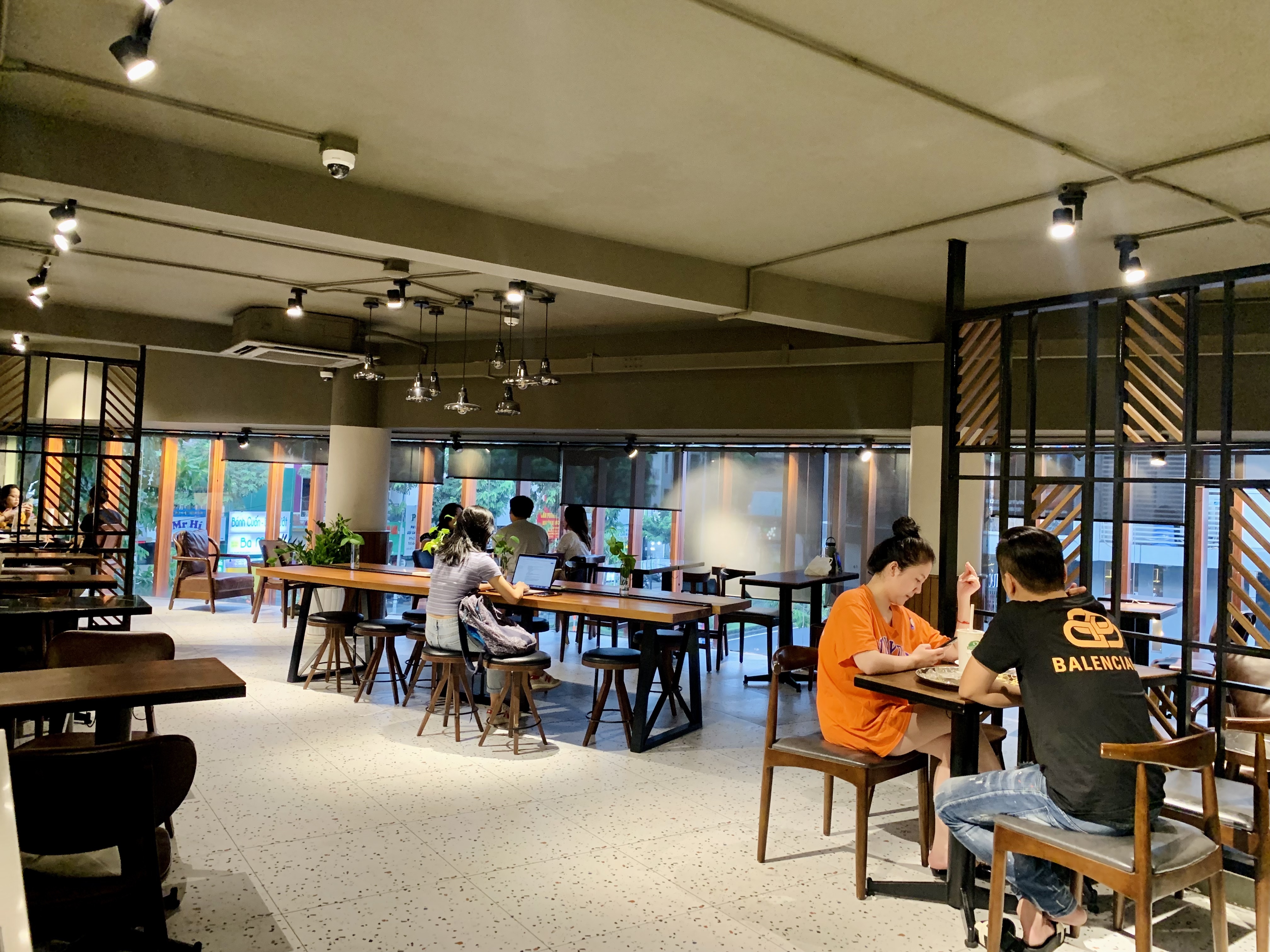 A coffee shop in Ho Chi Minh City keeps customers at safe distances to comply with COVID-19 safety regulations, November 2021. Photo: Bong Mai / Tuoi Tre