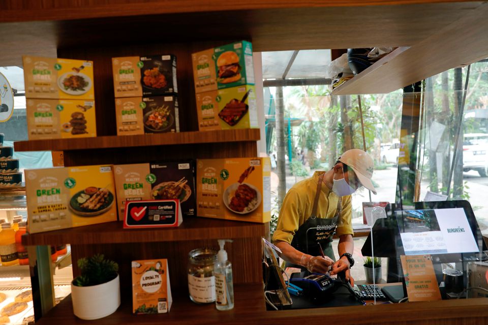 A worker is seen while waiting for customers at an outlet of Burgreens, a plant-based eatery chain, in Serpong, South Tangerang, on the outskirts of Jakarta, Indonesia, September 23, 2021. Photo: Reuters