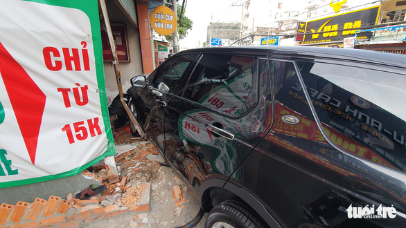 The scene of a car crash in Binh Thanh District, Ho Chi Minh City, November 9, 2021. Photo: Tuoi Tre