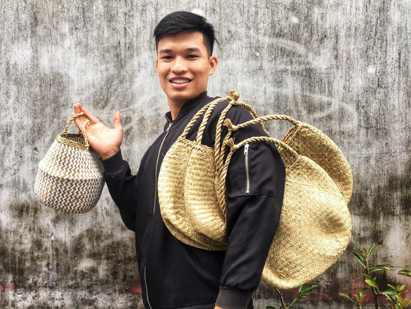 Young man sells straw bags to inspire love for environment in Vietnam