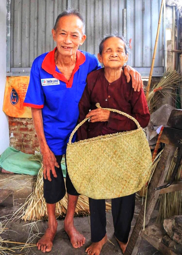 Pham Xuan Long’s grandparents, who are now over 80 years old, make straw bags as a traditional craft handed down by ancestors in a supplied photo.