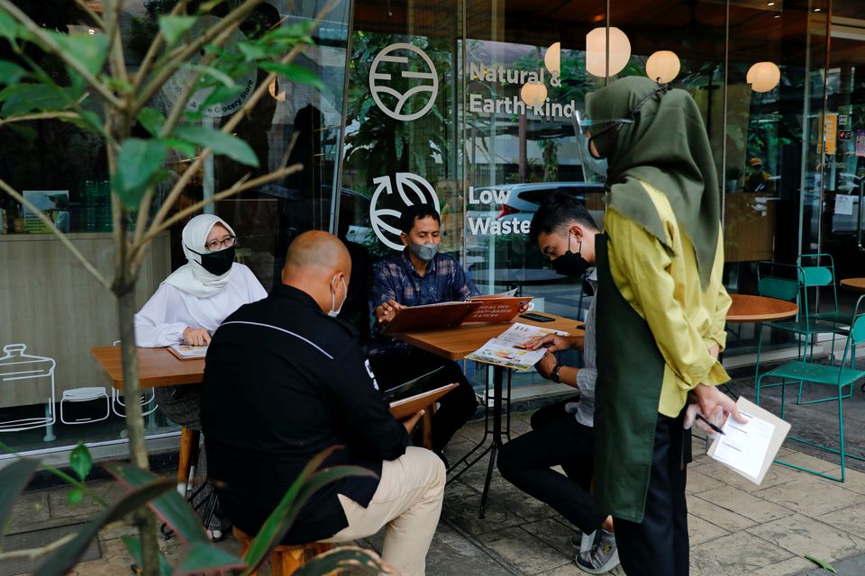 Customers talk with a worker while ordering some food at an outlet of Burgreens, a plant-based eatry chain, in Serpong, South Tangerang, on the outskirts of Jakarta, Indonesia, September 23, 2021. Photo: Reuters