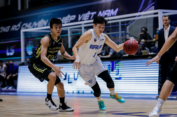 Ho Chi Minh City Wings’ Tran Van Trung (left) in Game 24 against Hanoi Buffaloes at the VBA Premier Bubble Games - Brought to you by Novaworld Phan Thiet. Photo: VBA