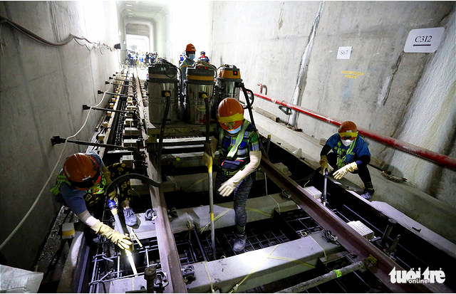 Construction workers install the final railway section of Ho Chi Minh City's metro route No.1, November 11, 2021. Photo: Le Phan / Tuoi Tre