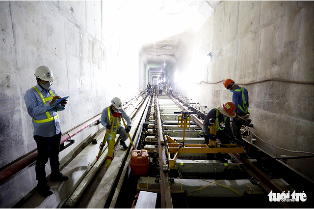 Construction workers install the final railway section of Ho Chi Minh City’s metro route No.1, November 11, 2021. Photo: Le Phan / Tuoi Tre
