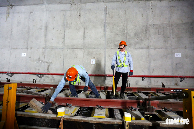 Construction workers install the final railway section of Ho Chi Minh City’s metro route No.1, November 11, 2021. Photo: Le Phan / Tuoi Tre