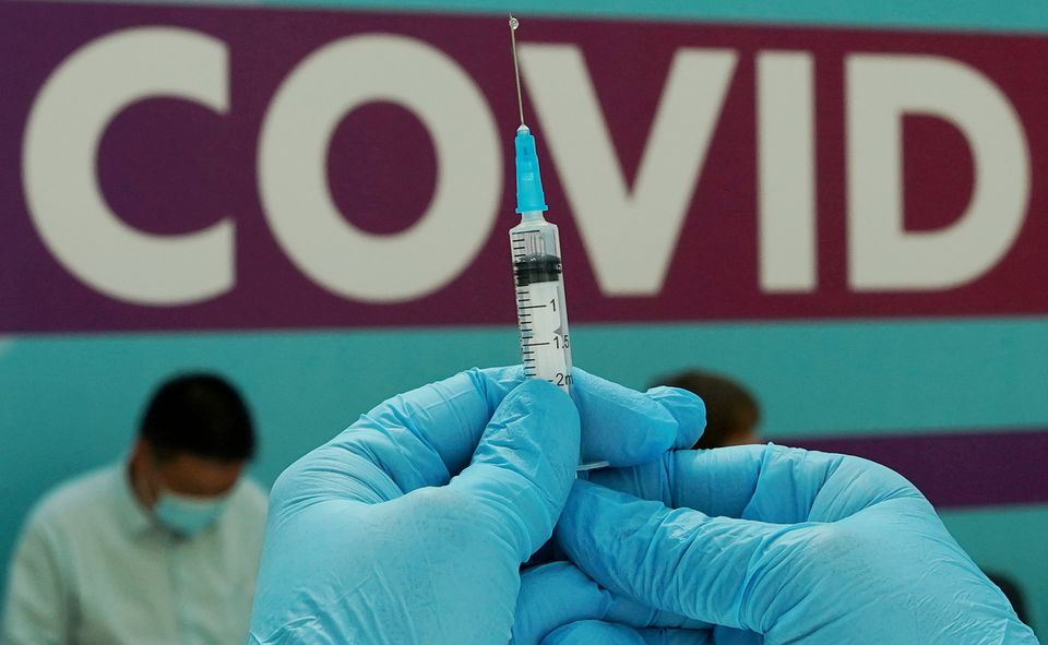 A healthcare worker prepares a dose of Sputnik V (Gam-COVID-Vac) vaccine against the coronavirus disease (COVID-19) at a vaccination centre in Gostiny Dvor in Moscow, Russia July 6, 2021. Photo: Reuters
