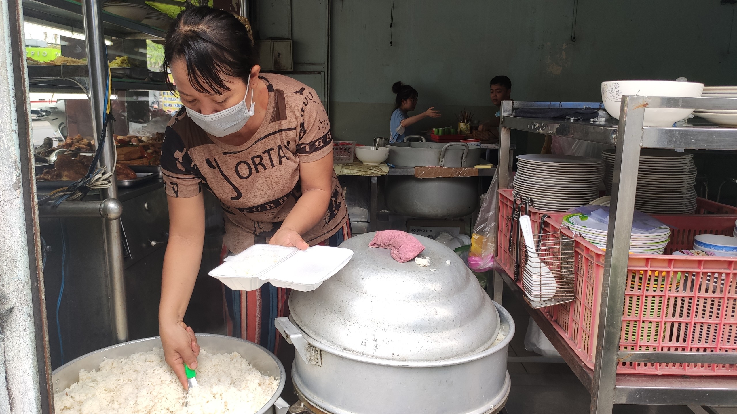 A woman sells com tam (broken rice) in District 10, Ho Chi Minh City. Photo: Tuoi Tre
