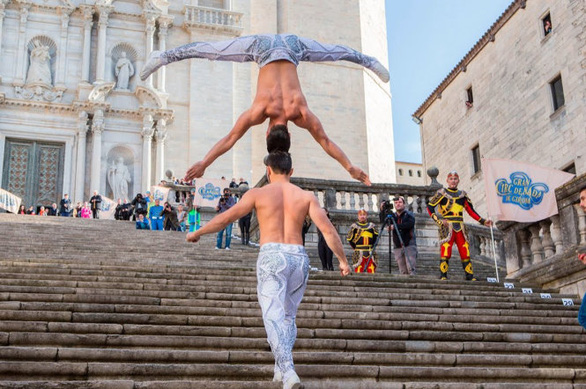 Vietnamese acrobats Giang Brothers invited to Spain to break own world record