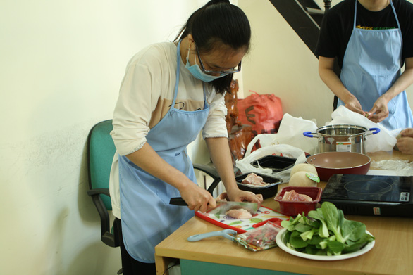 Nguyen Thi Diem, a high school student, is learning how to slice meat, which is considered as a super difficult skill since the sharp utensils present a danger of cutting the blind. Besides, the ingredients are arranged in order, so that the unsighted cook can locate exactly where different ingredients are. Photo: Vinh Ha / Tuoi Tre