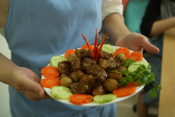 Thit kho (Vietnamese braised pork) cooked by the blind students welcomes tasters with its beautiful presentation. Photo: Vinh Ha / Tuoi Tre
