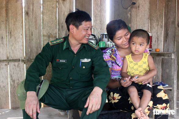 The military officers frequently visit the Chut people and offer them help. Photo: Le Minh / Tuoi Tre