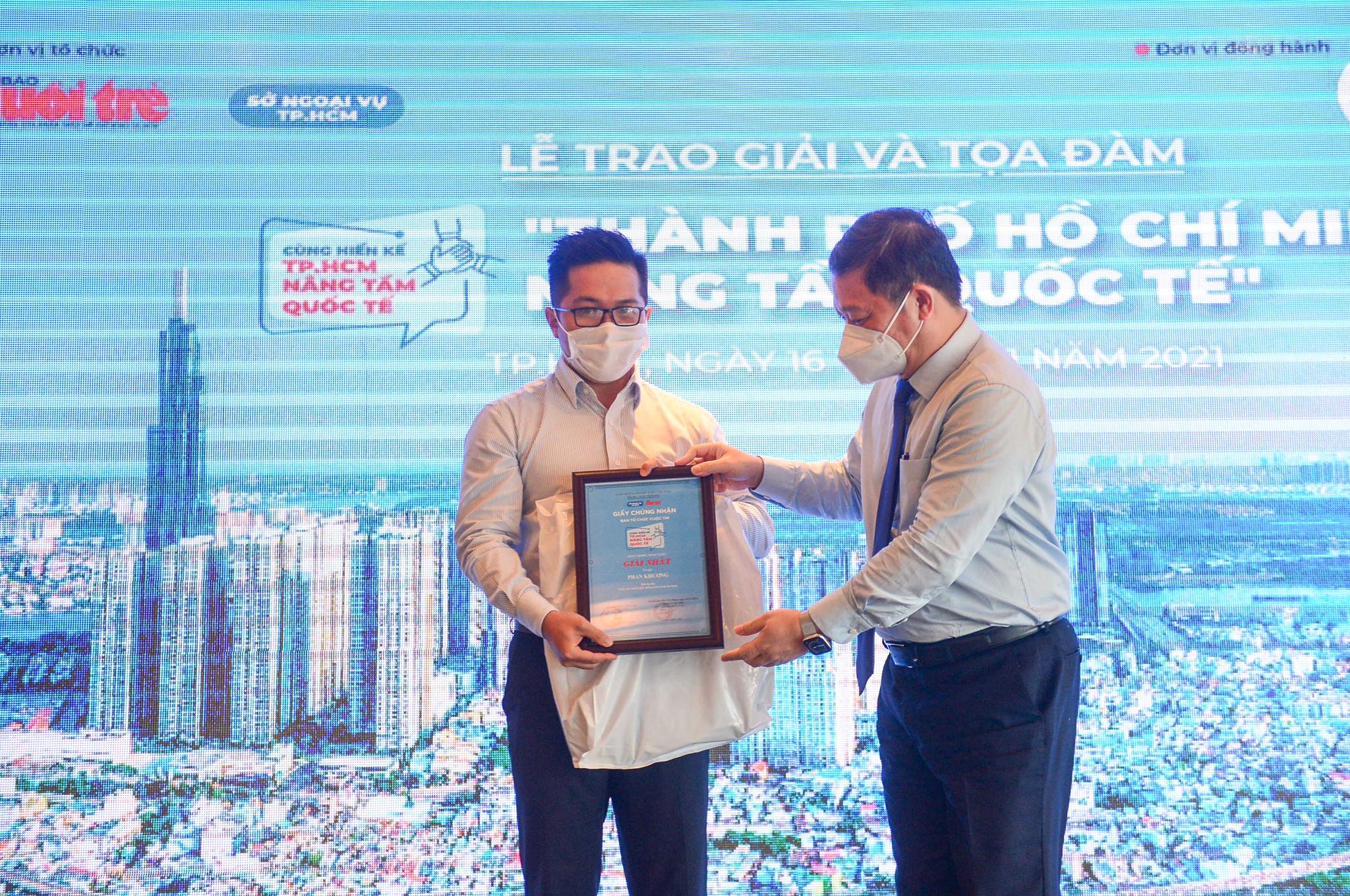 Prize winners present ideas at awards ceremony of ‘Ho Chi Minh City Goes Global’ contest