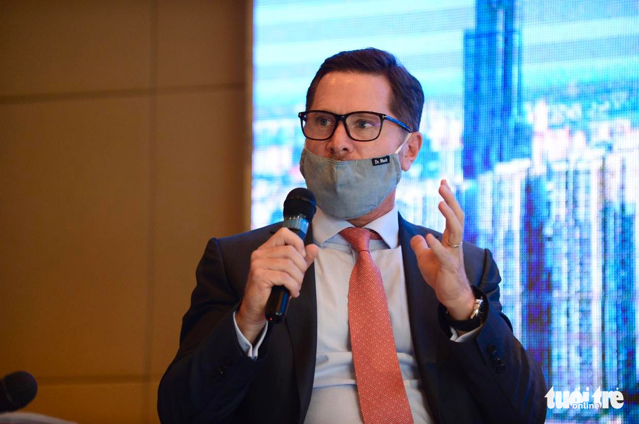 Tim Evans, CEO of HSBC Bank, is pictured during the talk. Photo: Quang Dinh / Tuoi Tre