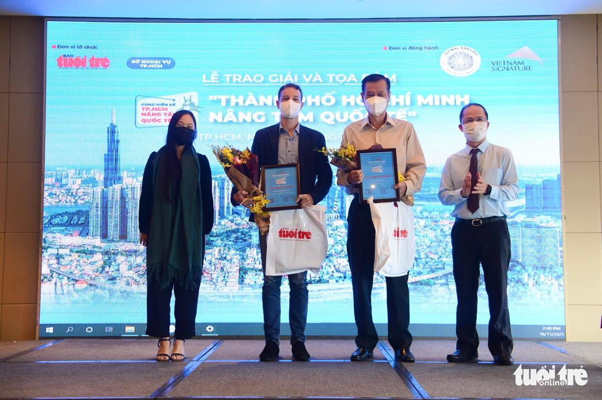 Guillaume Rondan (L, 2nd) and Nguyen Thien (R, 2nd) receive awards for the consolation prizes. Photo: Quang Dinh / Tuoi Tre