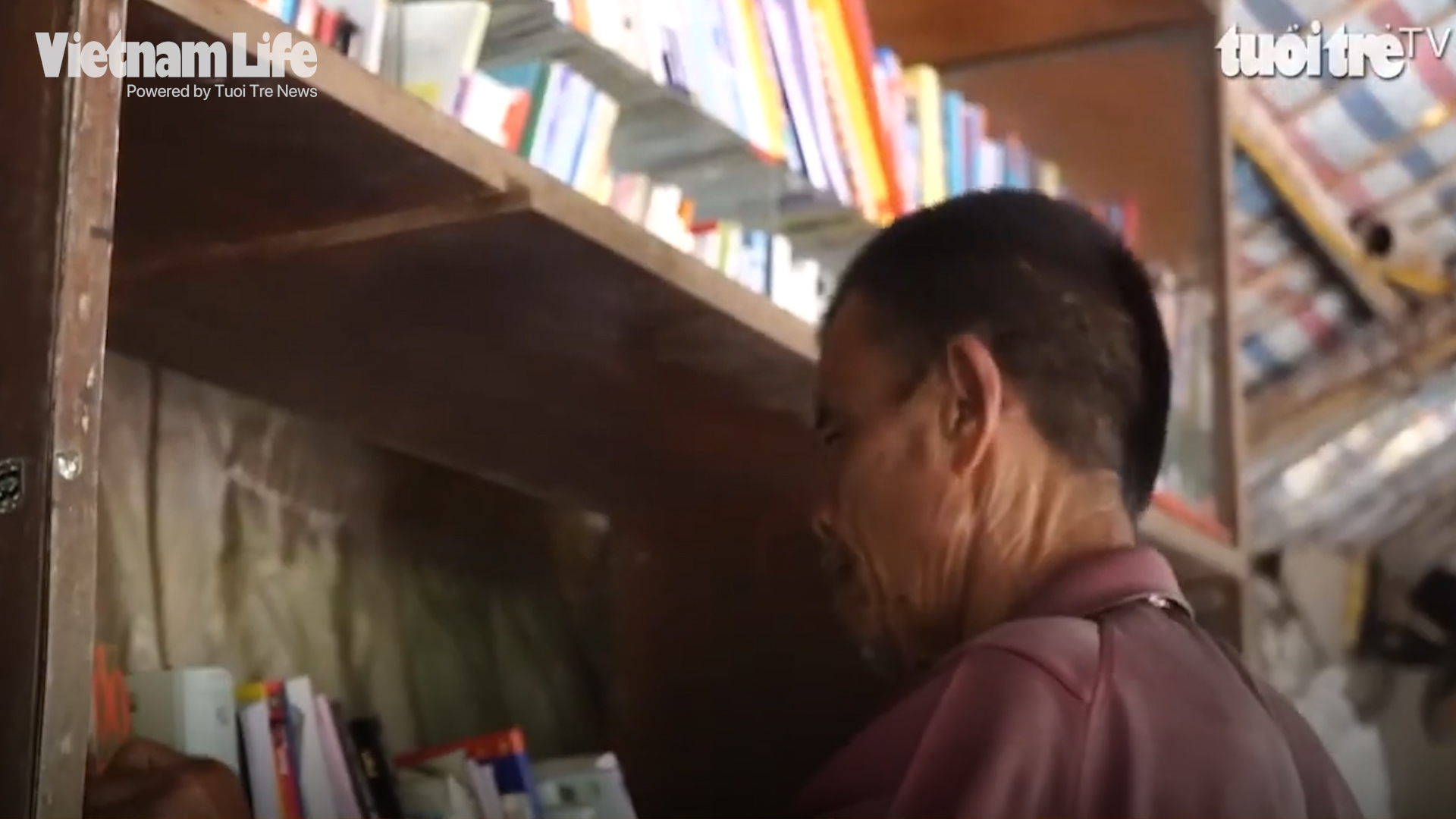 75-year-old Hanoian builds free children’s library in river slum