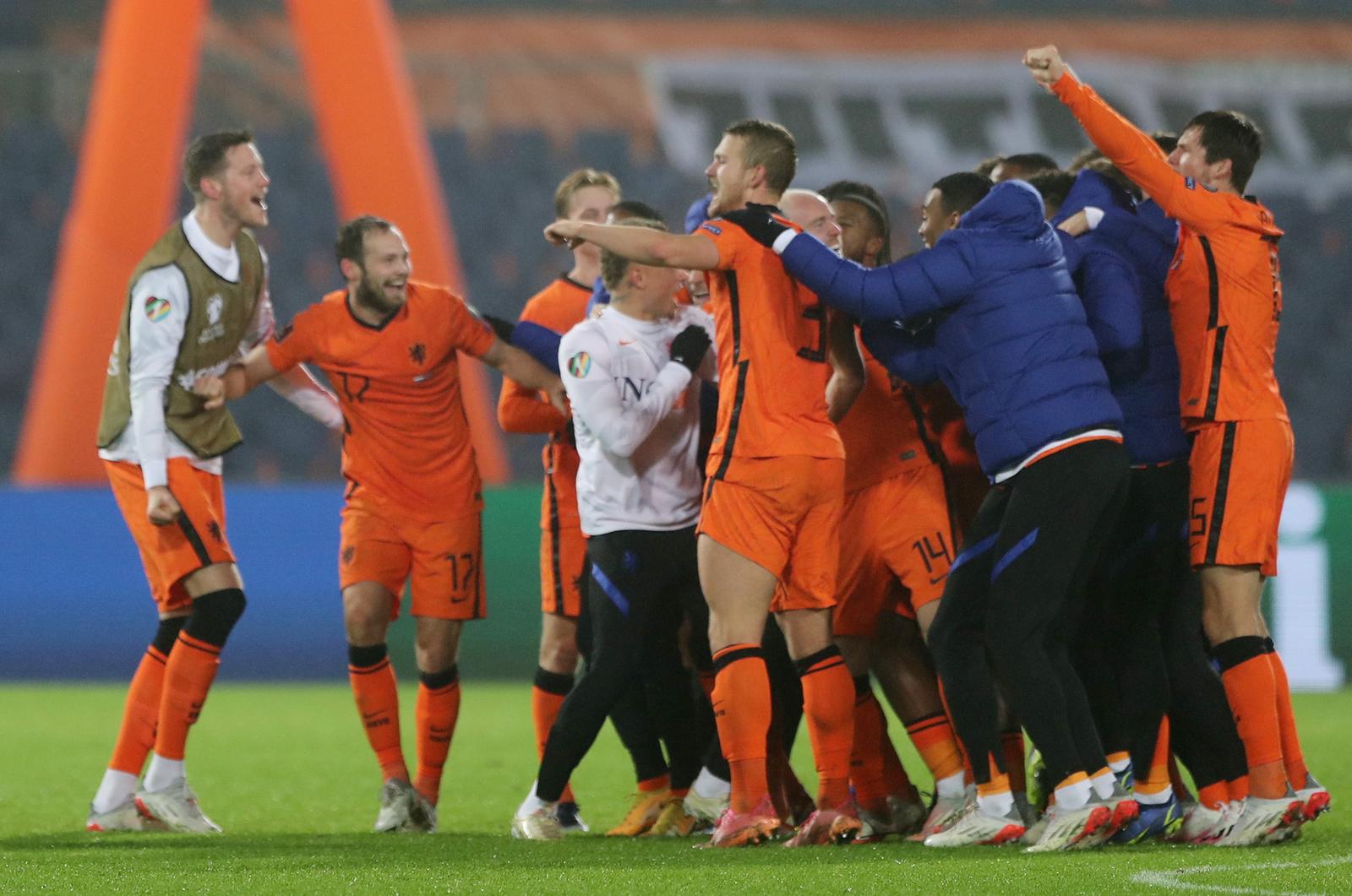 Soccer Football - World Cup - UEFA Qualifiers - Group G - Netherlands v Norway - Feyenoord Stadium, Rotterdam, Netherlands - November 16, 2021 Netherlands players celebrate qualifying for the Qatar 2022 World Cup. Photo: Reuters