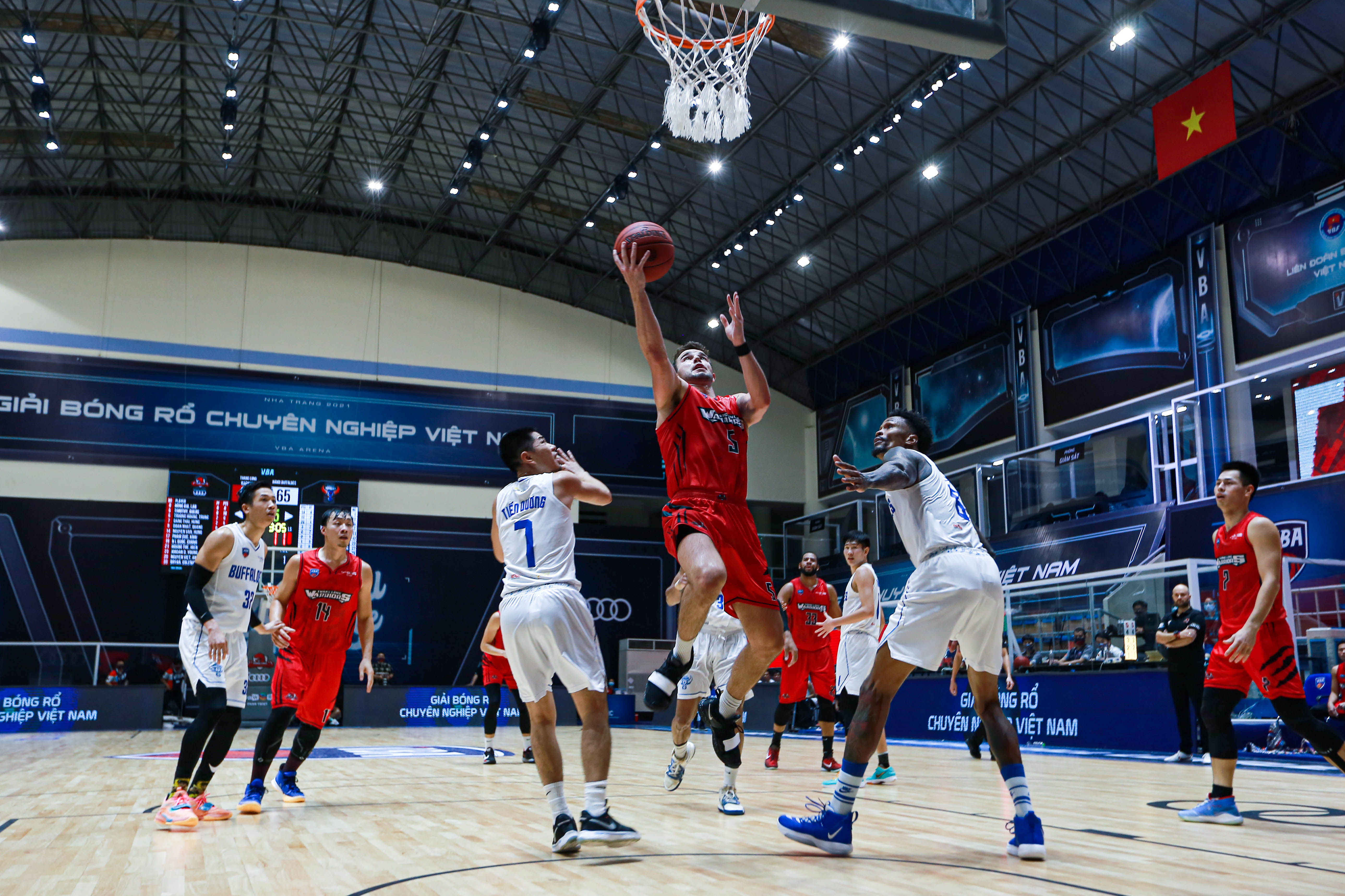 Thang Long Warriors’ Tim Guers (in red) carries out an attack. Photo: VBA
