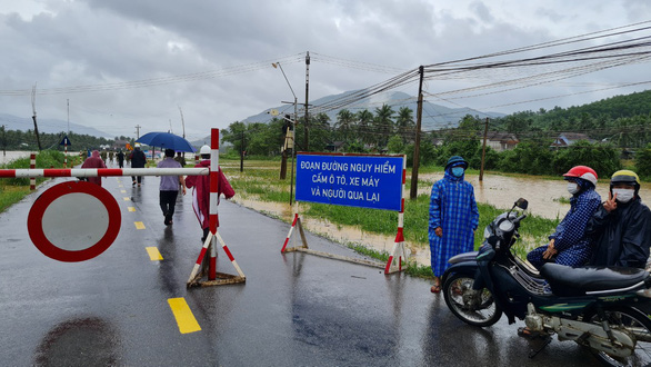 Torrential rains, flooding prevent 61,000 students from going to school in south-central Vietnam