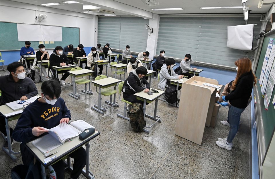 Students wait to take the annual College Scholastic Ability Test (CSAT), a nationwide university entrance exam, amid coronavirus disease (COVID-19) outbreak, at a school in Seoul, South Korea November 18, 2021. Photo: Jung Yeon-je/Pool via Reuters