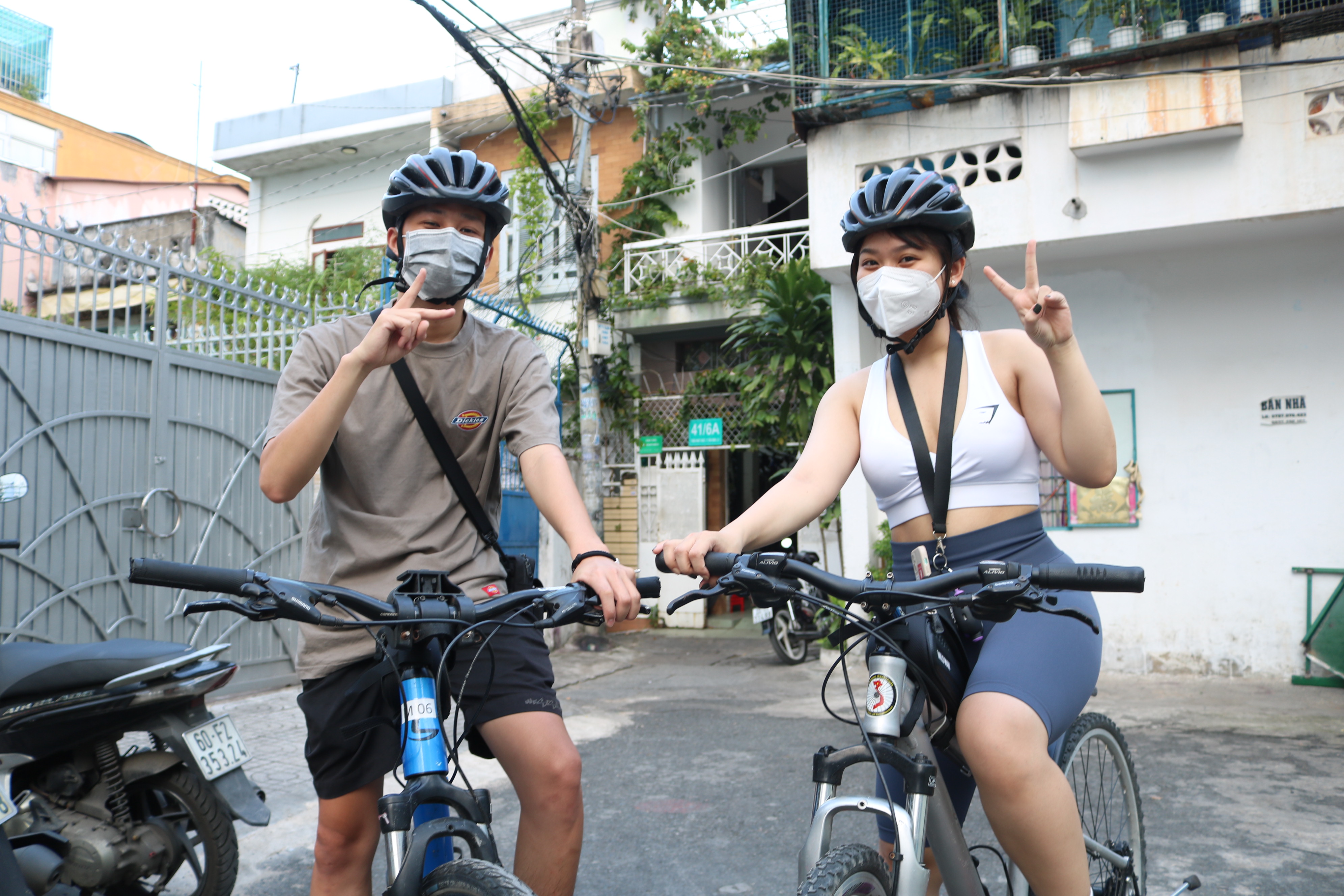 Tuan Anh (left) and Truc Dao take a two-hour trip on rental bikes in Ho Chi Minh City on November 3, 20201. Photo: Hoang An / Tuoi Tre News