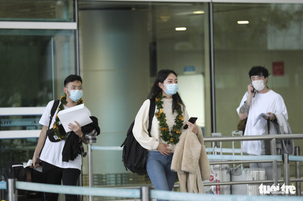Tourists arrive at Da Nang International Airport before heading to a resort in the central province of Quang Nam as part of a pilot program to welcome international visitors to the locality after a two-year halt due to COVID-19 on November 17, 2021. Photo: Tan Luc / Tuoi Tre