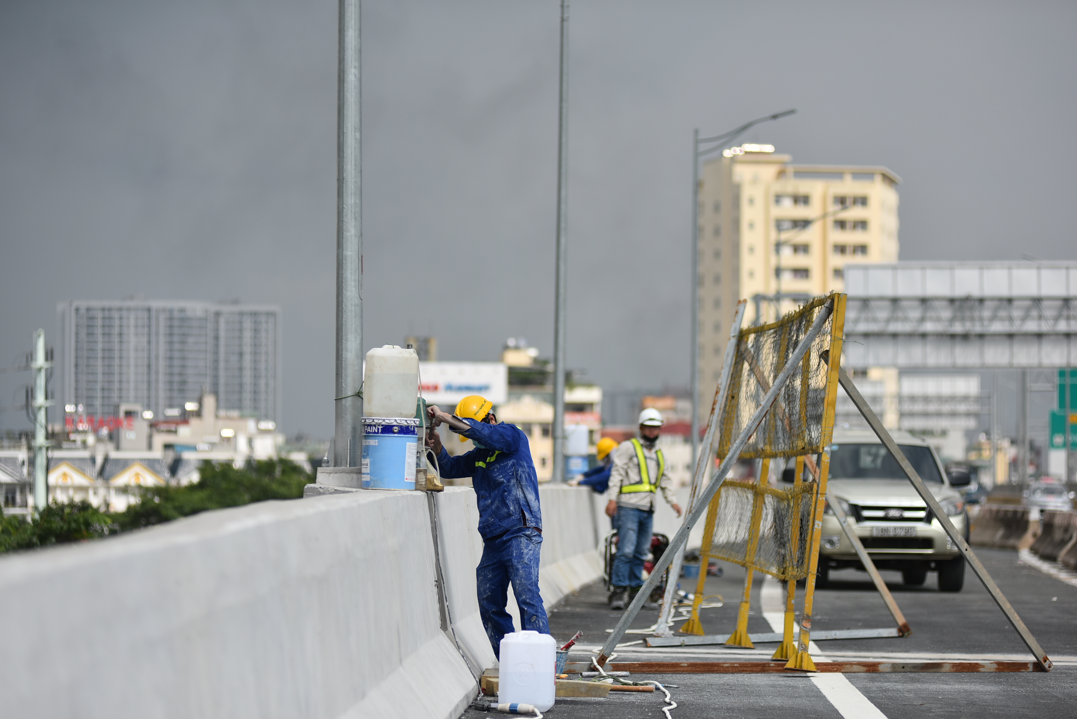 Workers install sound proof panels on the Mai Dich - Nam Thang Long section of the Elevated Ring Road 3 in Hanoi, November 18, 2021. Photo: Q. The / Tuoi Tre