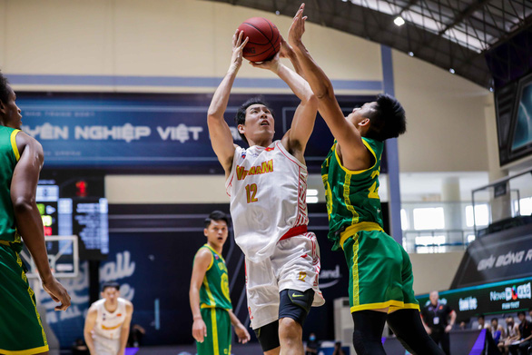 The Vietnamese national basketball team’s star player Justin Young (white jersey). Photo: VBA