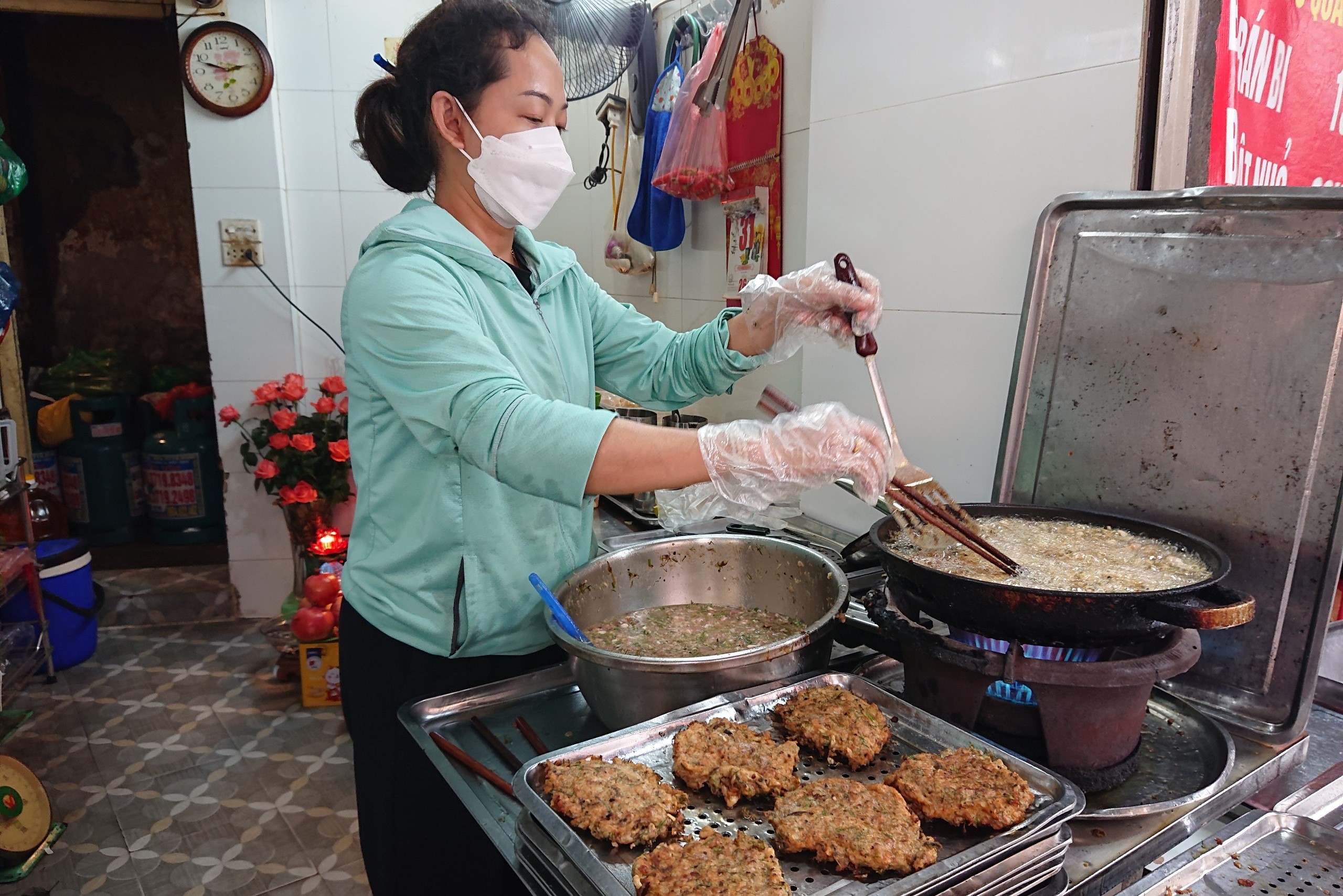 Bui Thi Nga, owner of Hung Thinh Restaurant fries cha ruoi (sand worm omelet) at her restaurant in Hanoi’s Hoan Kiem District. Photo: Duong Lieu / Tuoi Tre News