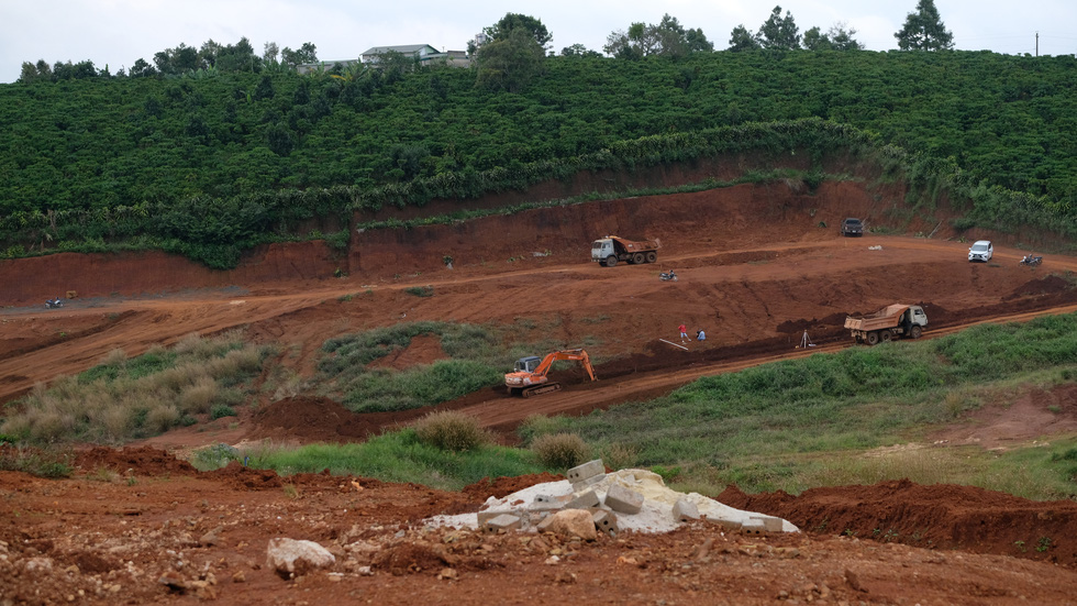This image shows the construction site of an unnamed illegal project located on a tea hill in Loc Tien Ward, in the heart of Bao Loc City, not far from the municipal People’s Committee office. Photo: Gia Thinh / / Tuoi Tre