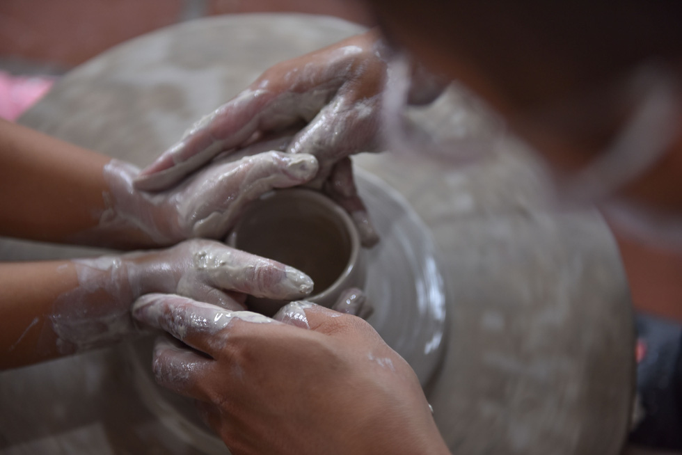A father and child make a clay sculpture at Nhan Tri Dung pottery workshop in Ho Chi Minh City's District 7. Photo: Ngoc Phuong – Hoang An / Tuoi Tre.