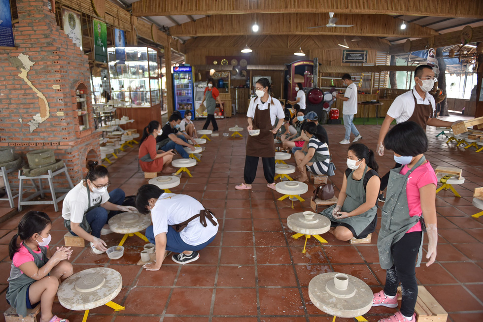 Children and parents make pottery at the Nhan Tri Dung pottery workshop in District 7, Ho Chi Minh City. Photo: Ngoc Phuong – Hoang An / Tuoi Tre.